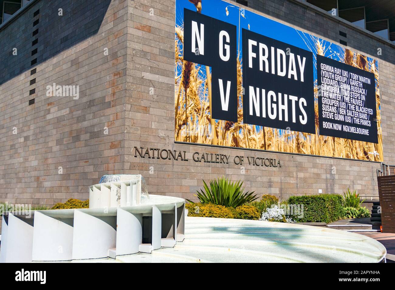 Melbourne, Australien - 18. April 2017: Gebäude der National Gallery of Victoria mit Anzeige von Freitagabenden in Galerie und Brunnen am sonnigen Tag Stockfoto