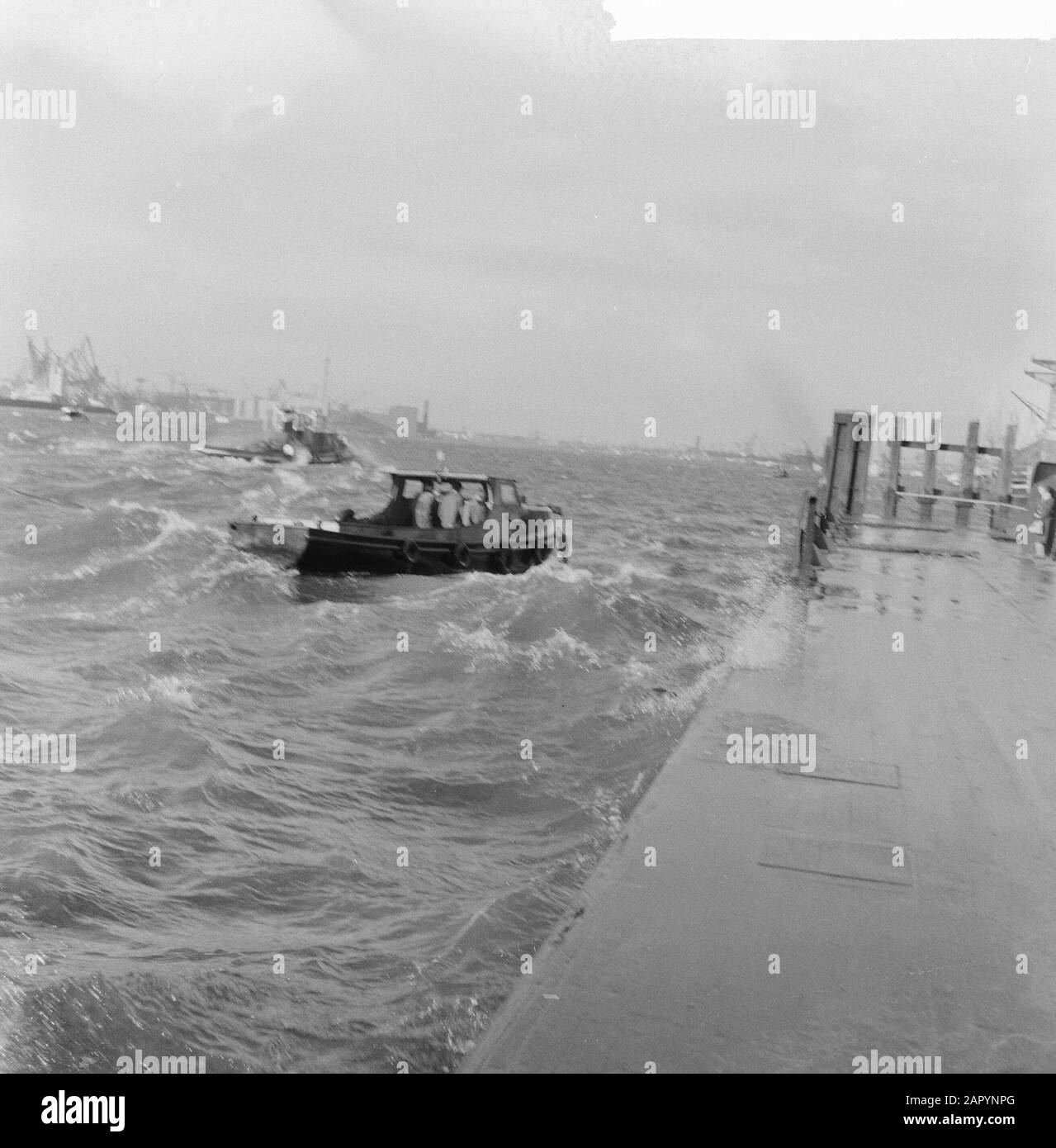 Sturm im Hafen von Rotterdam Datum: 3. November 1960 Standort: Rotterdam, Zuid-Holland Schlüsselwörter: Häfen, Unwetter Stockfoto
