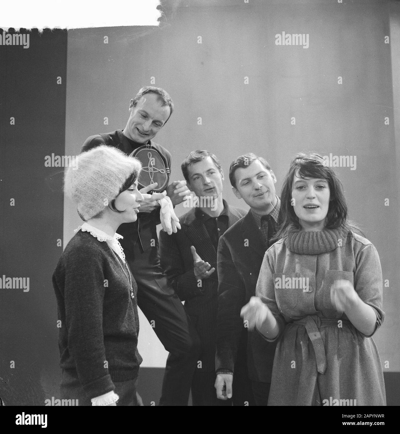 Fernsehkabarettprogramm Croissantje Half om (Vara), v. l.l. Janine, Will Spoor, Doude van Herwijnen, Nico und Wilhelmine (Luttenberg) Anmerkung: Dieses Kabarettprogramm wurde von fünf Pariser Holländern bereitgestellt Datum: 28. Dezember 1960 Schlagwörter: Kabarett, Kabarett, Fernsehprogramme persönlicher Name: Rewines, Doude van, Luttenberg, Wilhelmine, Bahn, Will Stockfoto