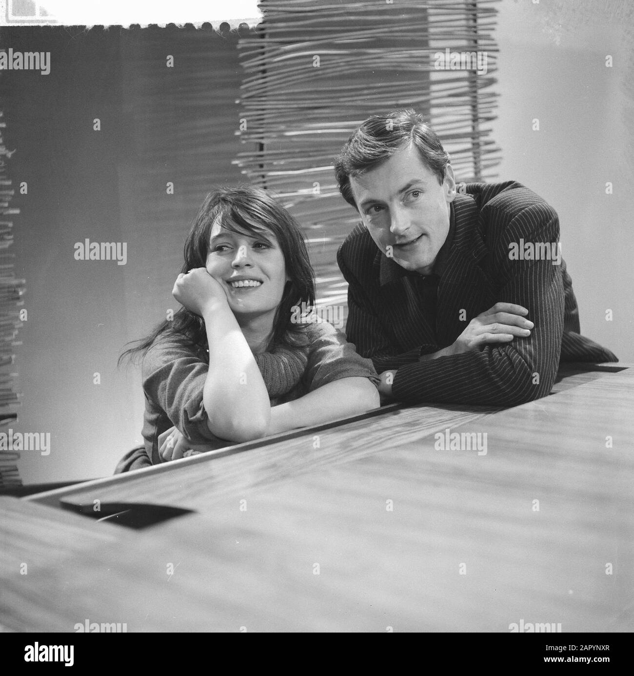 Fernsehkabarettprogramm Croissantje Half om (Vara), Wilhelmine (Lutenberg) und Doude van Herwijnen Datum: 28. Dezember 1960 Schlagwörter: Kabarett, Kabarett, Fernsehprogramme Personenname: Herwijnen, Doude van, Luttenberg, Wilhelmine Stockfoto