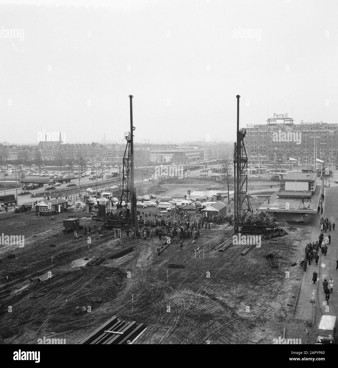 Heien van de first pole for the metrobuilding in Rotterdam Datum: 14. november 1960 Standort: Rotterdam, Zuid-Holland Schlüsselwörter: HEIEN, metrobouw Stockfoto