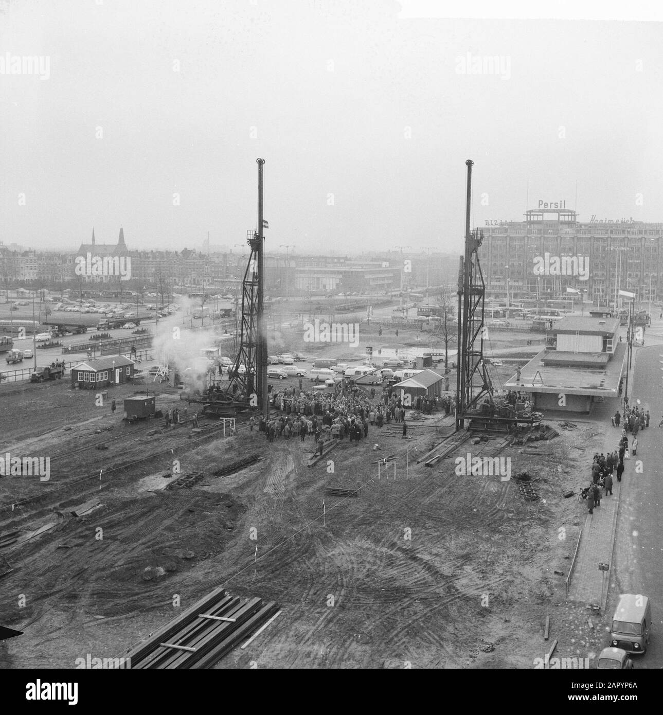 Schlecht am ersten Pol für das Metrobuilding in Rotterdam Übersicht beim Auffallen des ersten Pols Datum: 14. November 1960 Standort: Rotterdam, Zuid-Holland Stichwörter: HEIEN, Metrobouw, Übersichten Stockfoto