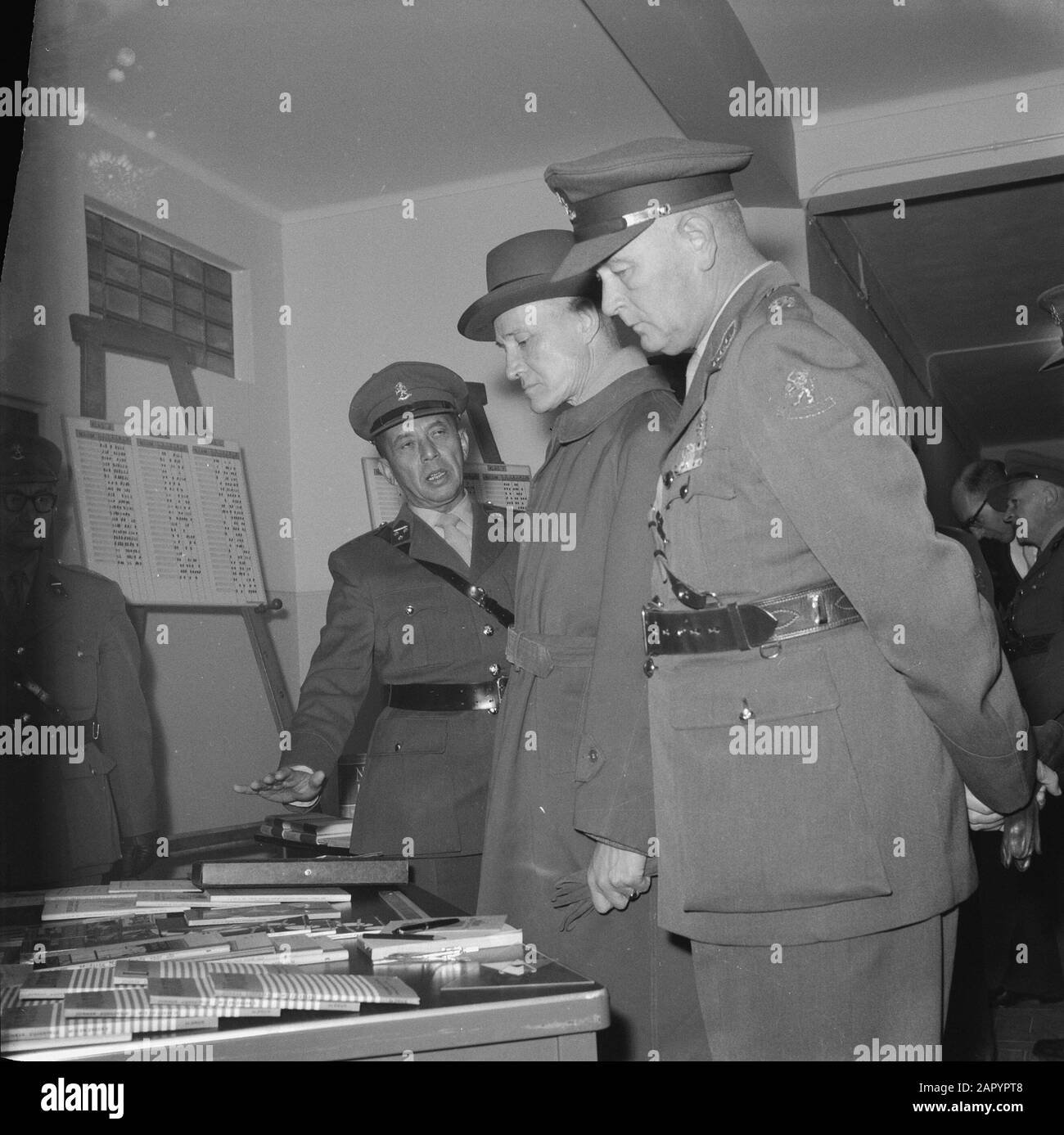 Eröffnung des Schaltschrankes in der Nicht-Offizierschule in Weert Staatssekretär Calmeyer während der Tour Datum: 23. November 1960 Ort: Limburger, Weert Schlüsselwörter: Schulen der einheimischen Offiziere, Eröffnungen, Führungen persönlicher Name: Calmeyer, M.R.H. Stockfoto