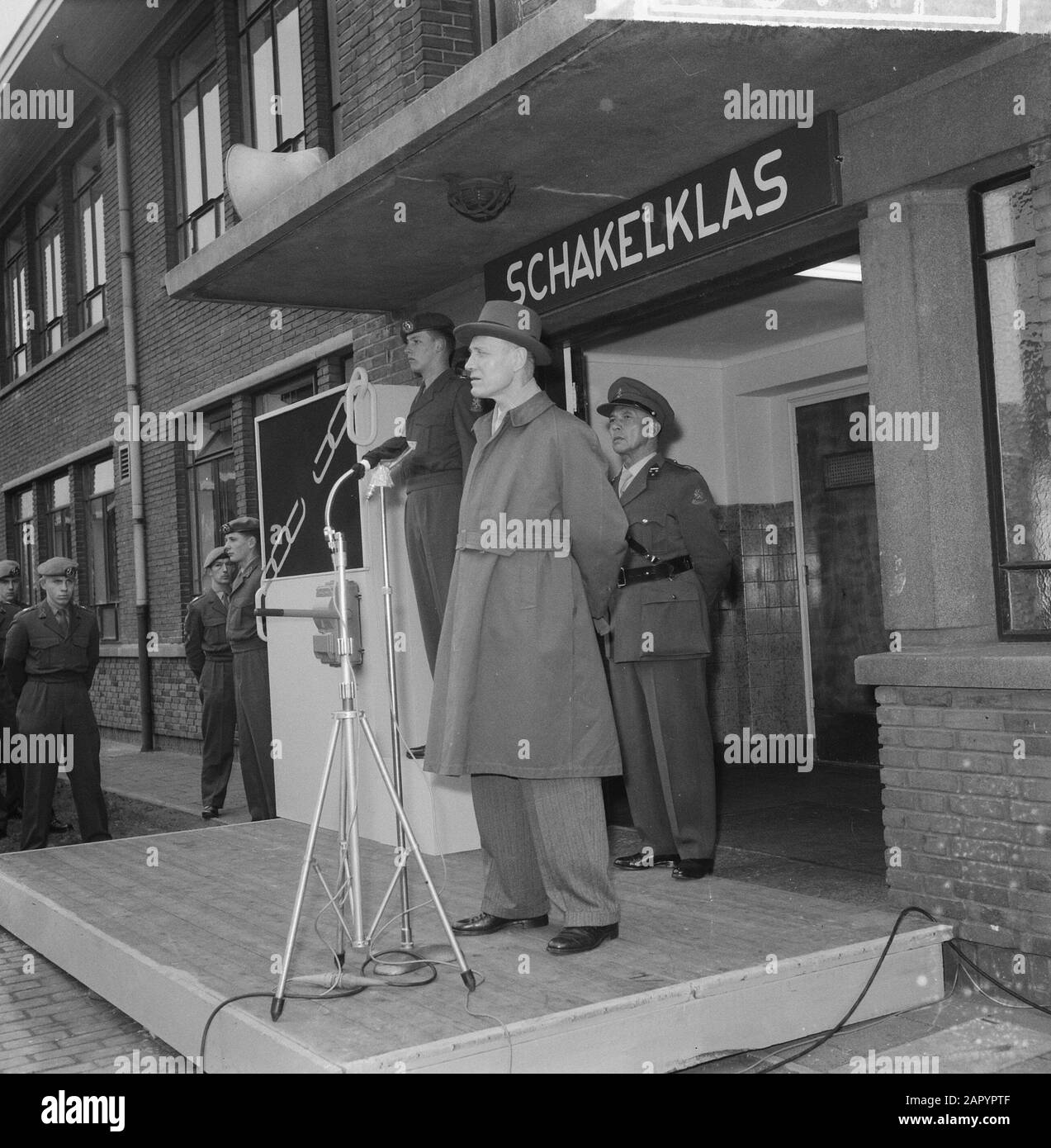 Eröffnung des Switchroom in der nichtOffizierschule in Weert Staatssekretär für Verteidigung M. R. H. Calmeyer während seiner Rede Datum: 23. November 1960 Ort: Limburger, Weert Schlüsselwörter: Nicht-Offiziersschulen, Eröffnungen, Umschaltungsklassen persönlicher Name: Calmeyer, M.R.H. Stockfoto