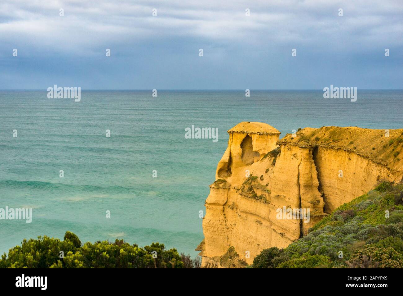 Sandsteinfelsen und Meer am sonnigen Tag. Great Ocean Road, Victoria, Australien Stockfoto