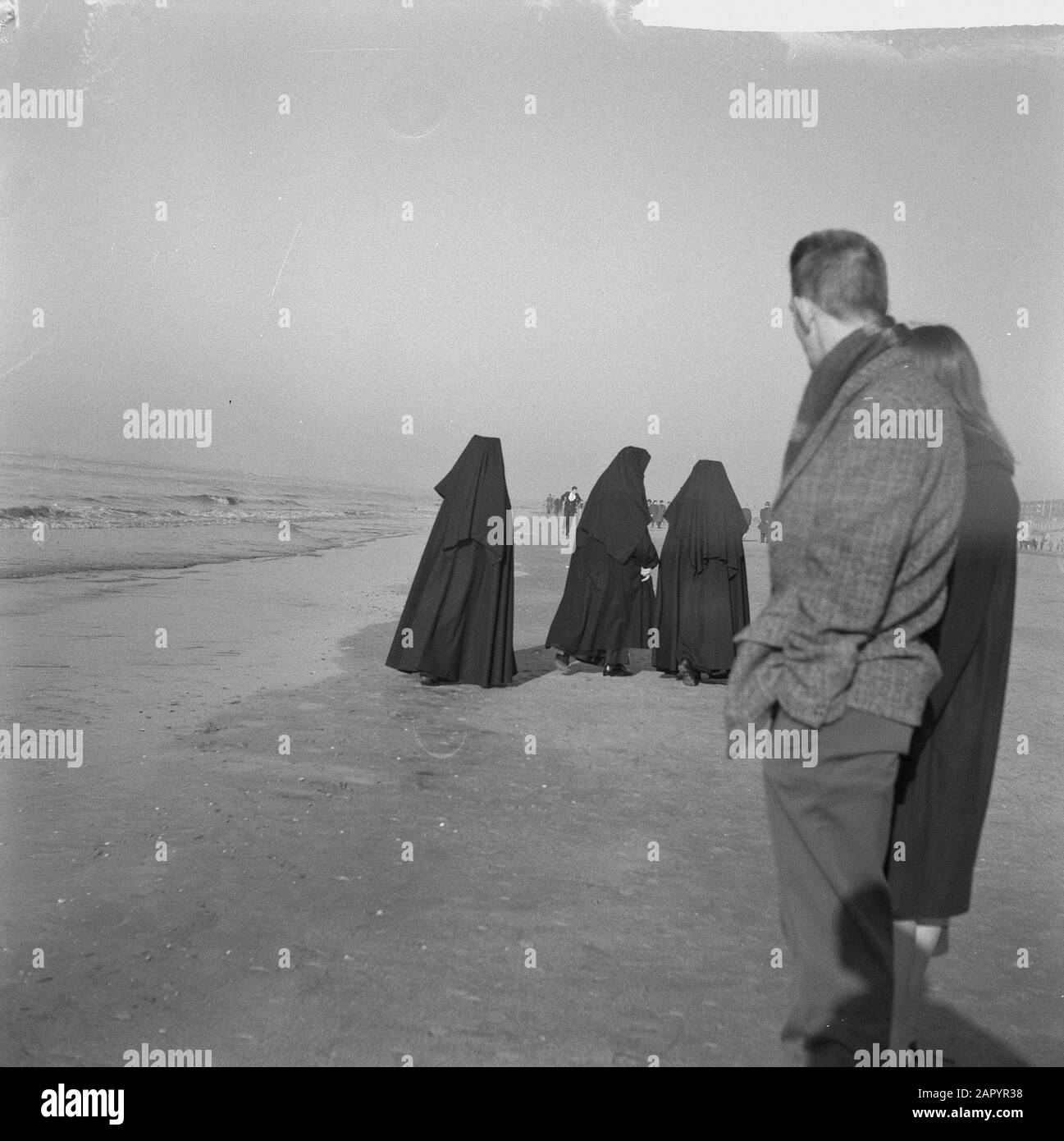 Nonnetjes aan het Strand bei Zandvoort Datum: 20. Februar 1961 Ort: Noord-Holland, Zandvoort Schlüsselwörter: Strände Stockfoto