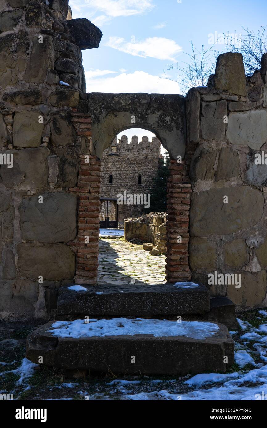 Berühmte Ruinen der Kathedrale von Ninotsminda und Kloster in Kakheti, Georgia Stockfoto