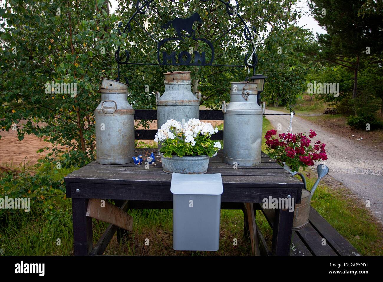 Milchtöpfe am Rande der Landstraße stehen Traditionelle Milchschaufeln für dekorative Zwecke entlang einer Straße, Schweden Stockfoto