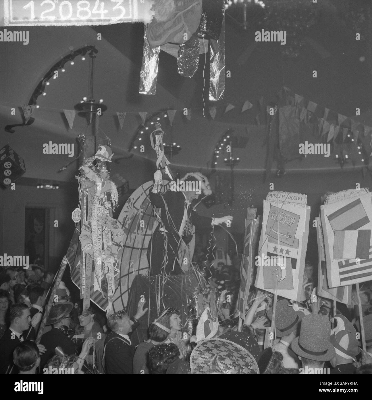 Karneval von Justus van Maurik in Bellevue Datum: 11. Februar 1961 Schlagwörter: Karnevalspartys persönlicher Name: Justus van Maurik Institutionenname: Bellevue Stockfoto