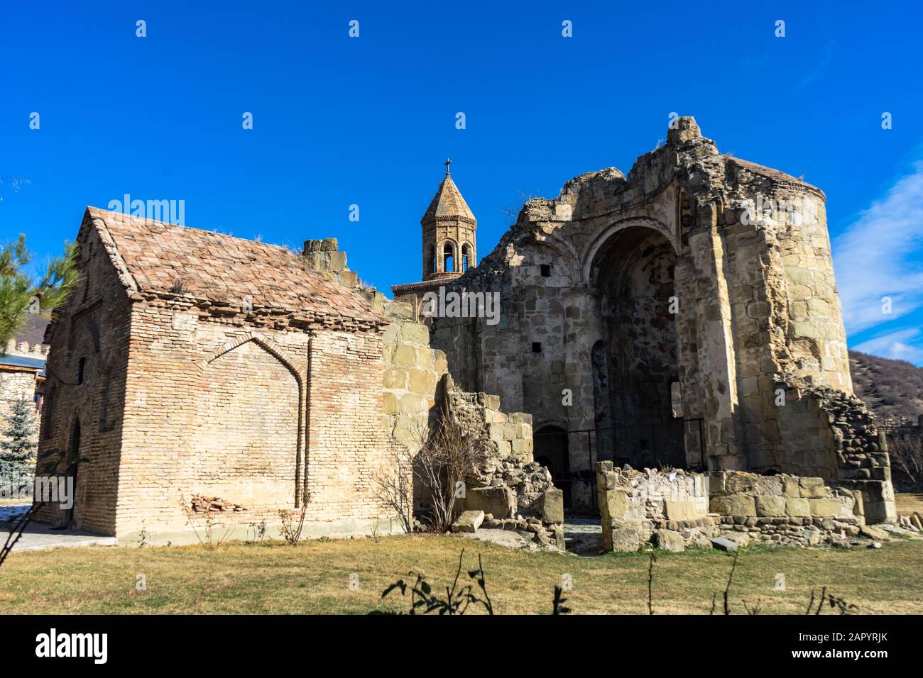 Berühmte Ruinen der Kathedrale von Ninotsminda und Kloster in Kakheti, Georgia Stockfoto