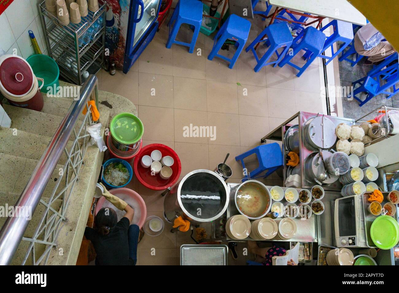 Hanoi, Vietnam - 15. August 2017: Interieur des authentischen vietnamesischen Ban Cha Restaurants. Ansicht von oben Stockfoto