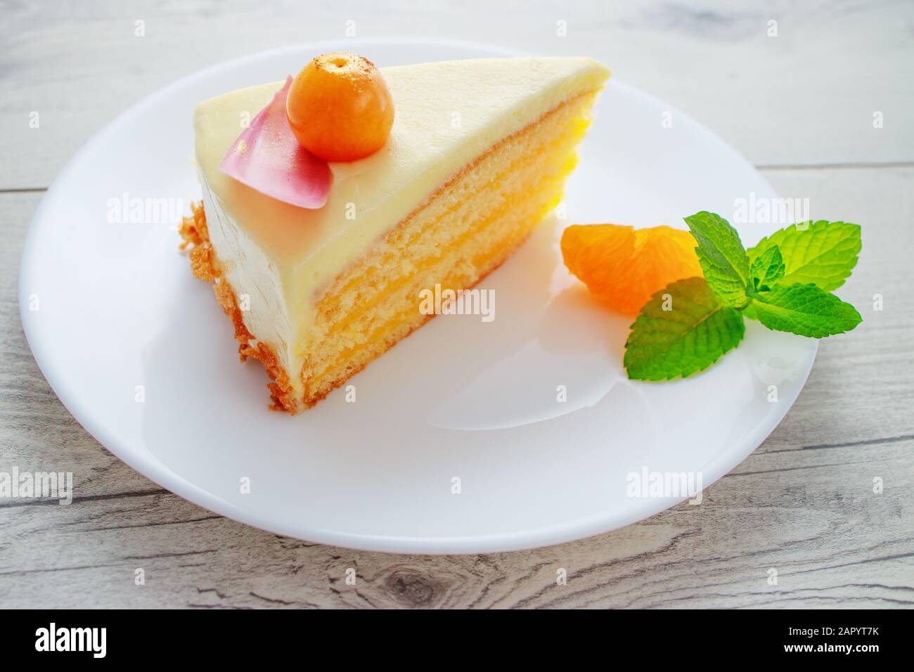 Hausgemachter Kuchen auf weißem Hintergrund. Stockfoto