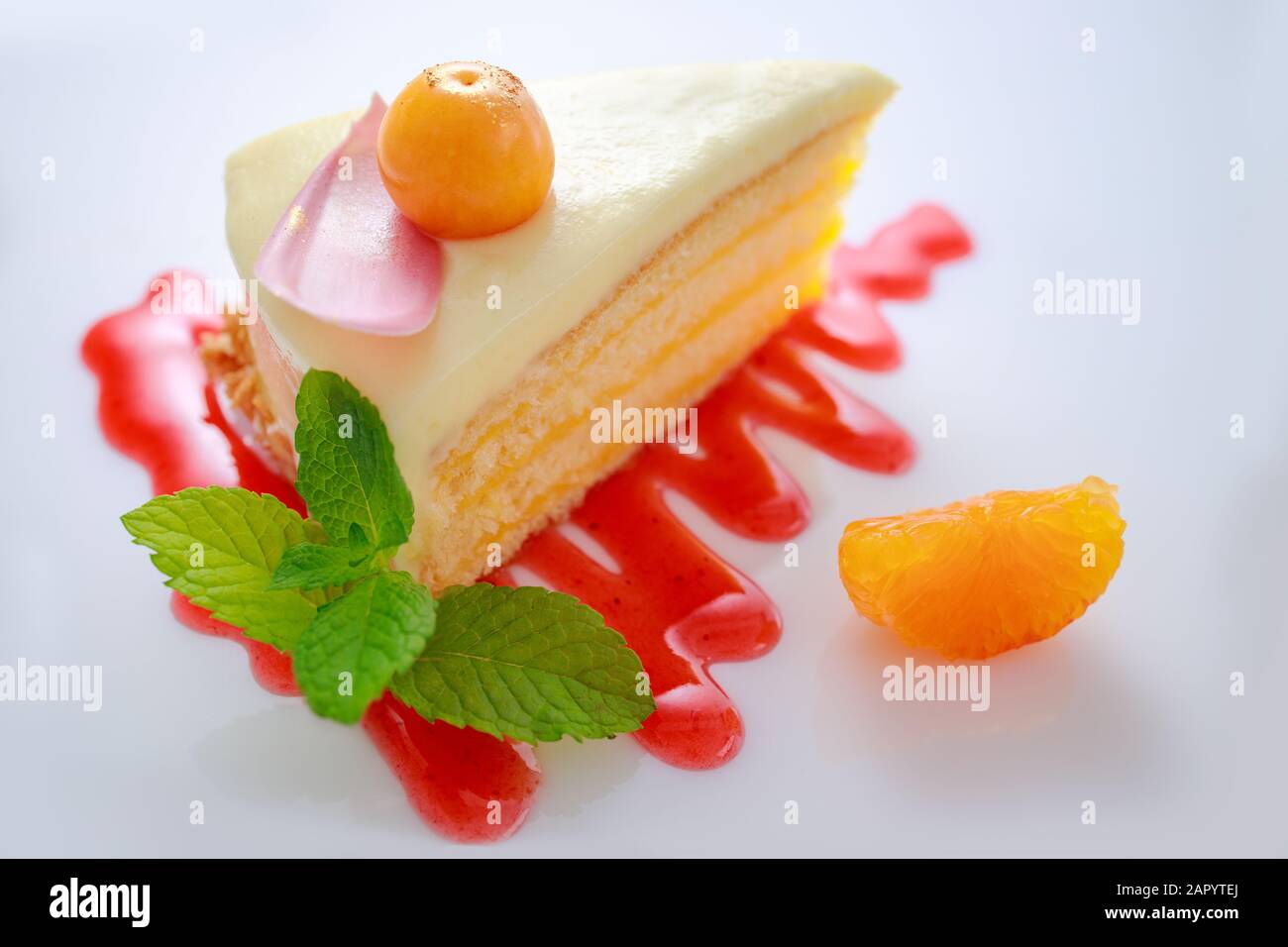 Hausgemachter Kuchen auf weißem Hintergrund. Stockfoto