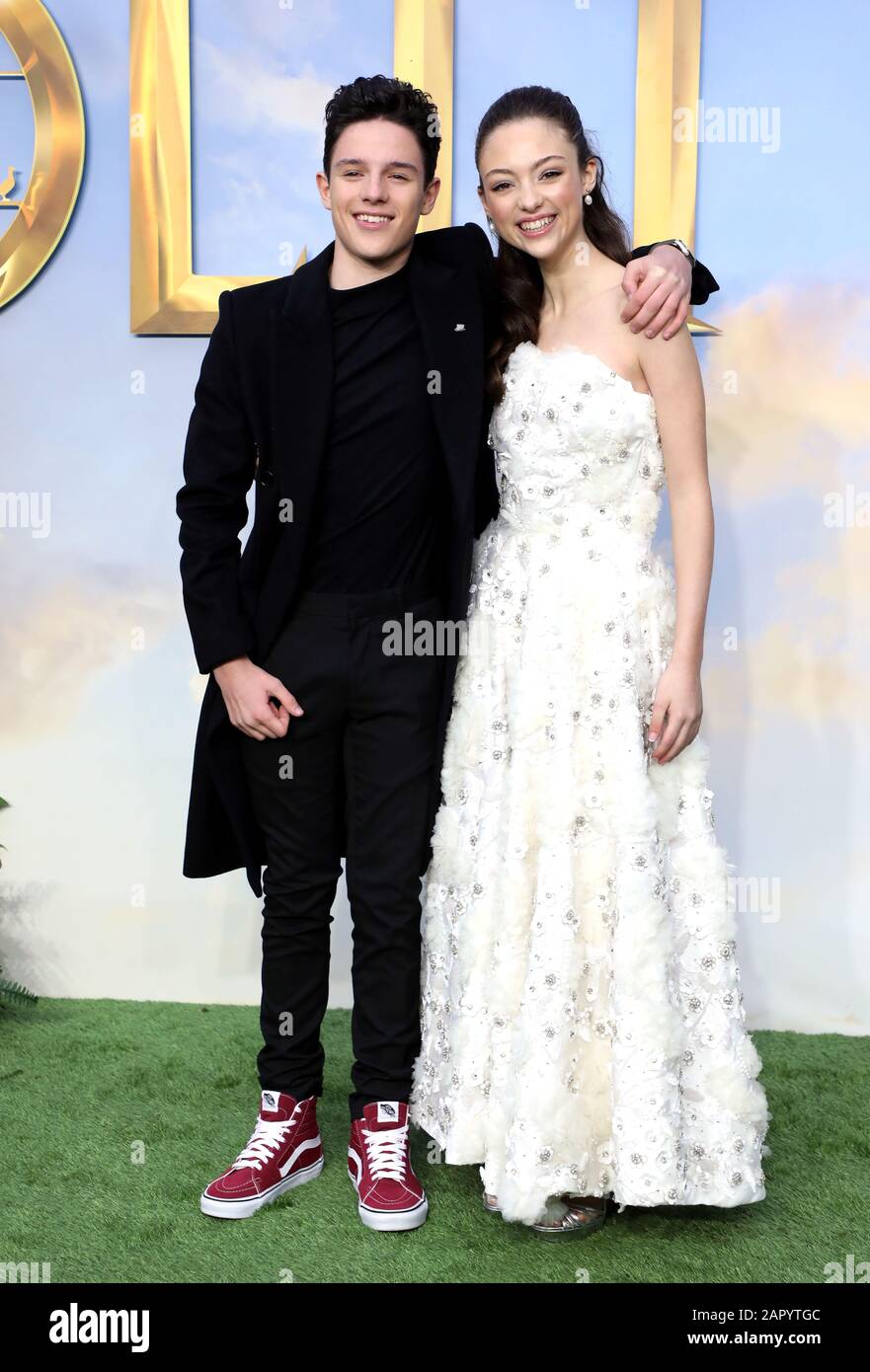 Harry Collett (links) und Carmel Laniado bei Dolittle Premiere am Leicester Square, London. Stockfoto