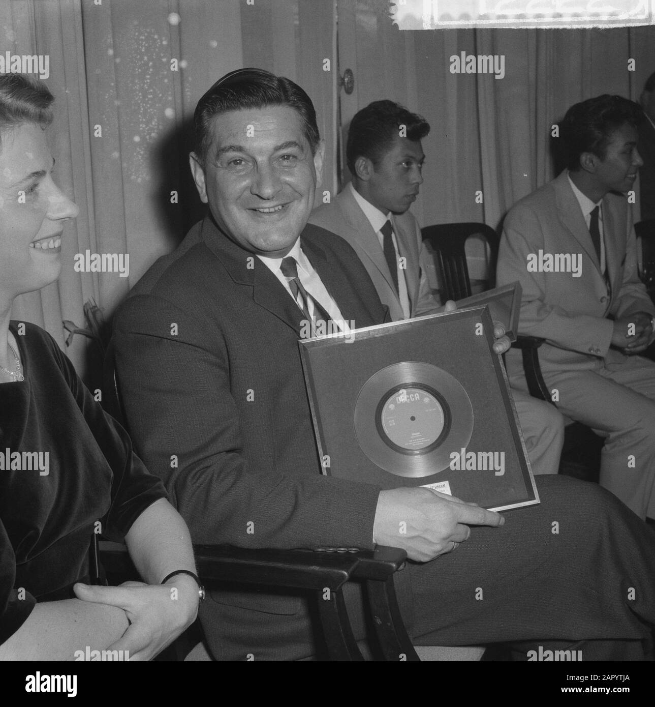 Platinplatte mit Diamanten zu den Blue Diamonds. Jack Bulterman mit goldenem Teller Datum: 14. März 1961 Schlagwörter: Auszeichnungen, Platinplatten Institutionenname: Blue Diamonds Stockfoto