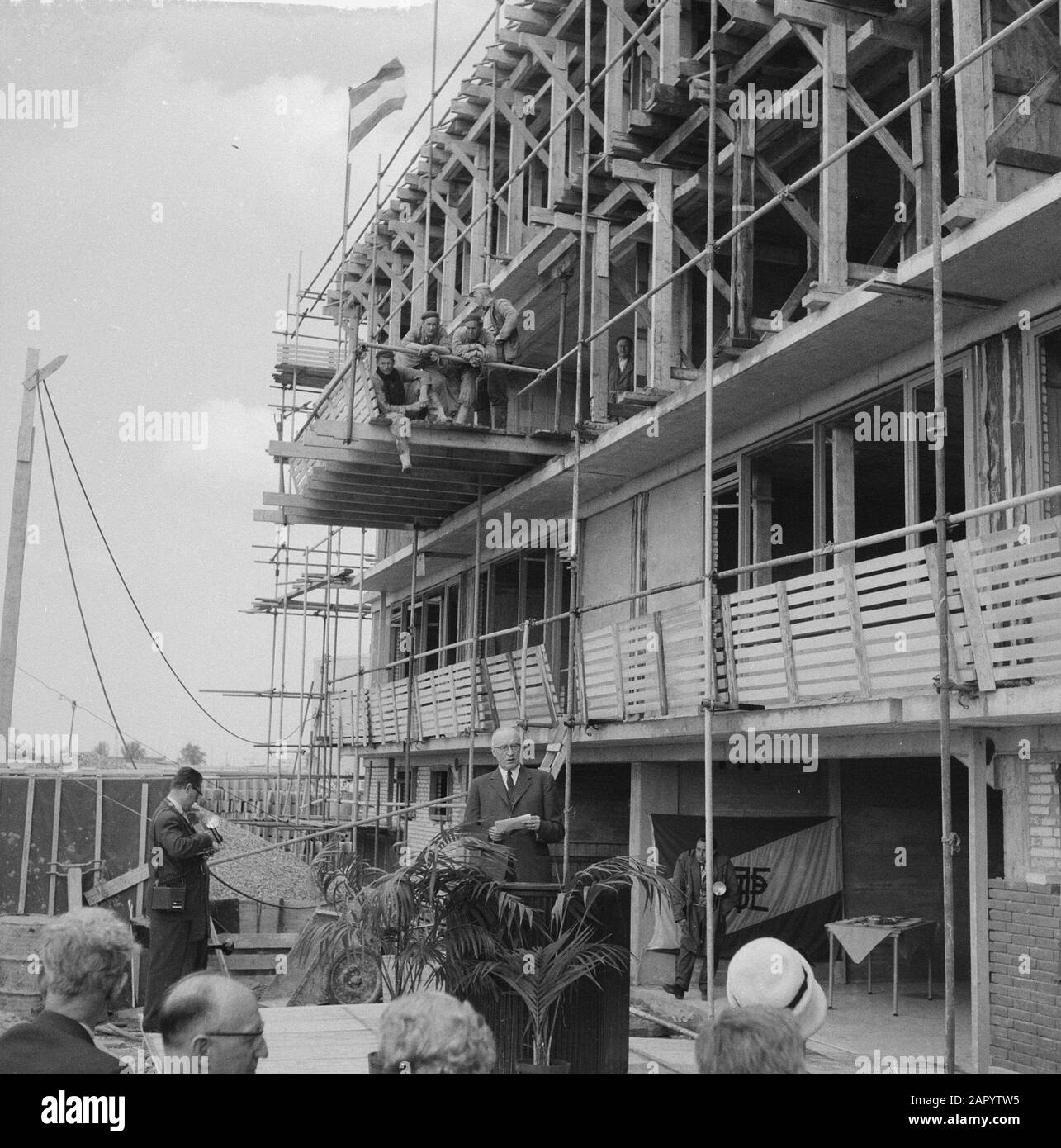 Erste Steinlegung von Altenheim. Bauarbeiter bei Bauarbeiten hören mit Datum: 18. Mai 1961 Schlagwörter: Bauarbeiter, Altenheime, Steinlegen Stockfoto