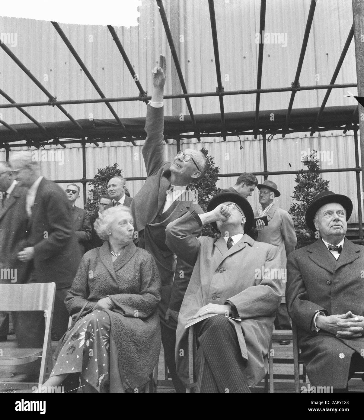 Opbouwdag Rotterdam 1961 Übertragung des neuen Glockenspiels im Sint-Laurenstoren durch den Hauptgeschäftsführer der städtischen Werke, J.A.C. Tillema, nach mej. Zeelenberg. Bürgermeister Van Walsum hört auf Herrn Tillema Anmerkung: Neben der Bürgermeisterin Miss Zeelenberg Datum: 18. Mai 1961 Ort: Rotterdam, Zuid-Holland persönlicher Name: Walsum, Gerard van Stockfoto