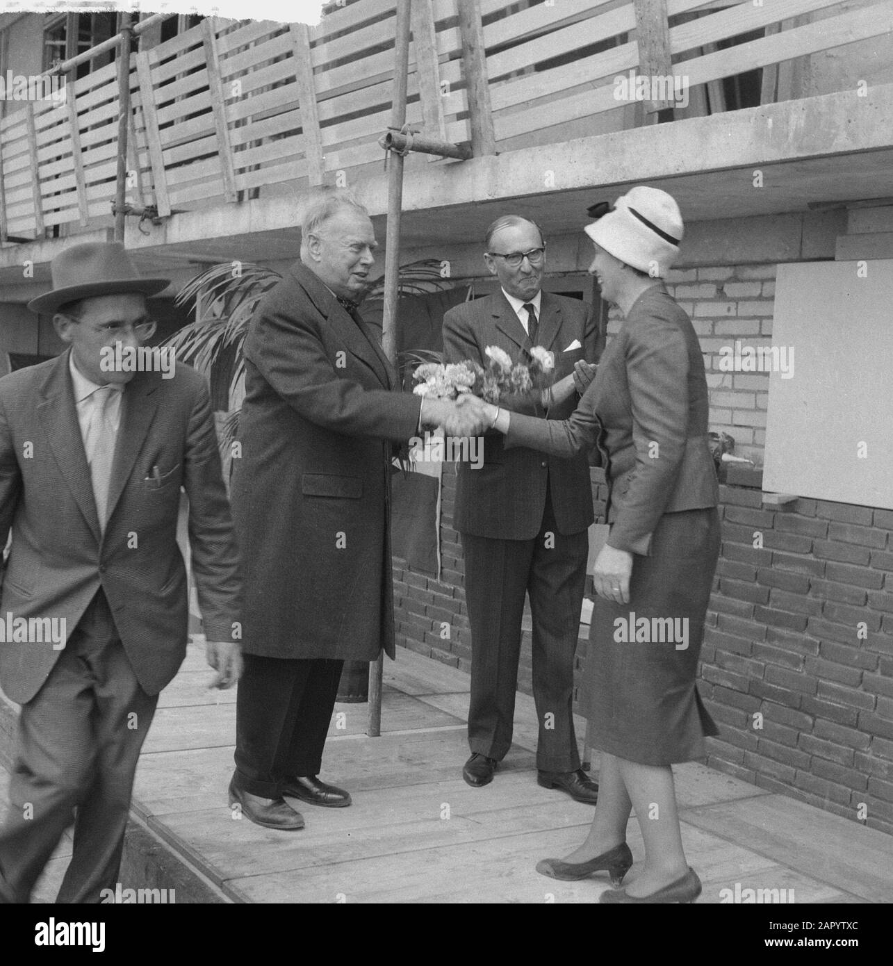 Erste Steinlegung von Altenheim. Angebot Blumen Datum: 18. Mai 1961 Schlagwörter: Blumen, Angebote, Altersheime, Steinlegung Stockfoto