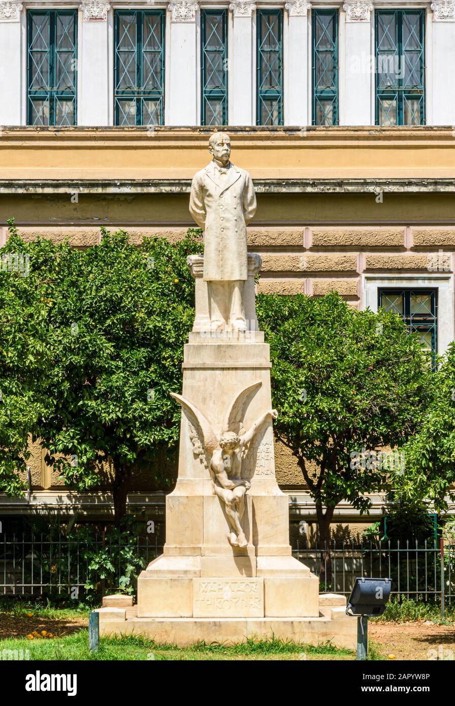 Marmorstatue des Premierministers Charilaos Trikoupis des Bildhauers Thomas Thomopoulos vor dem nationalen Historischen Museum Athen, Griechenland Stockfoto