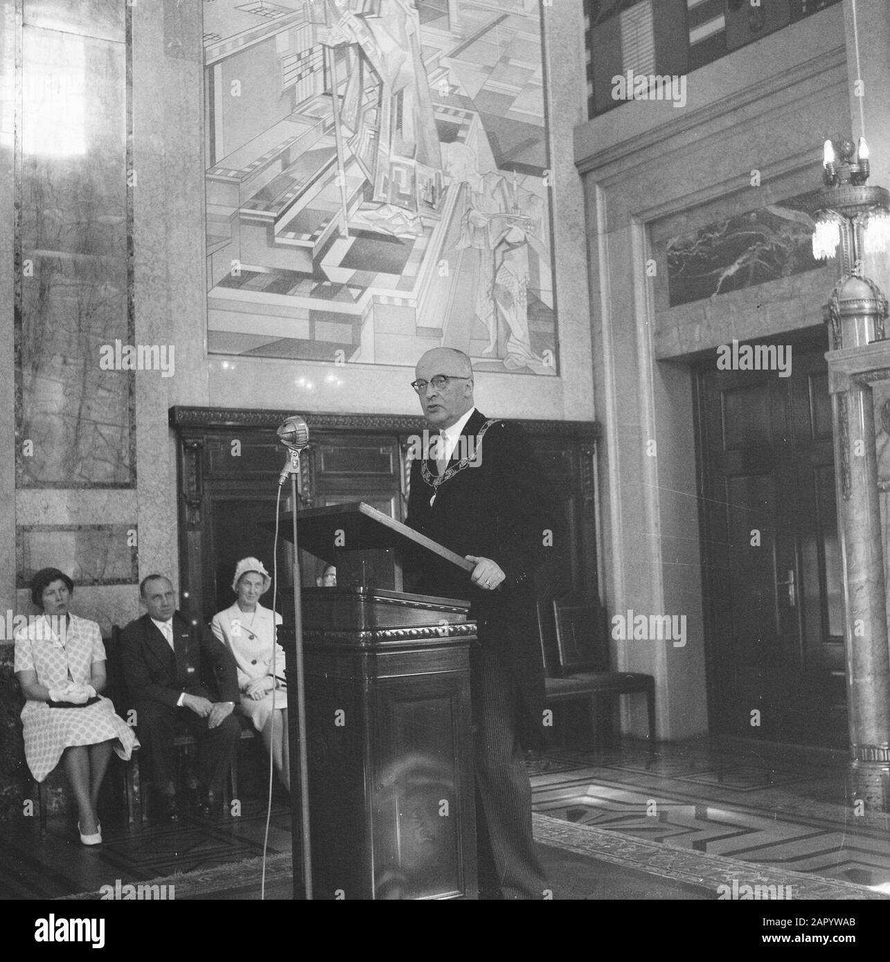Spanisches Wochenende in Rotterdam. Bürgermeister von Walsum hält Rede Datum: 26. Mai 1961 Ort: Rotterdam, Zuid-Holland Schlüsselwörter: Bürgermeister, Reden persönlicher Name: Walsum, van Gerard Stockfoto