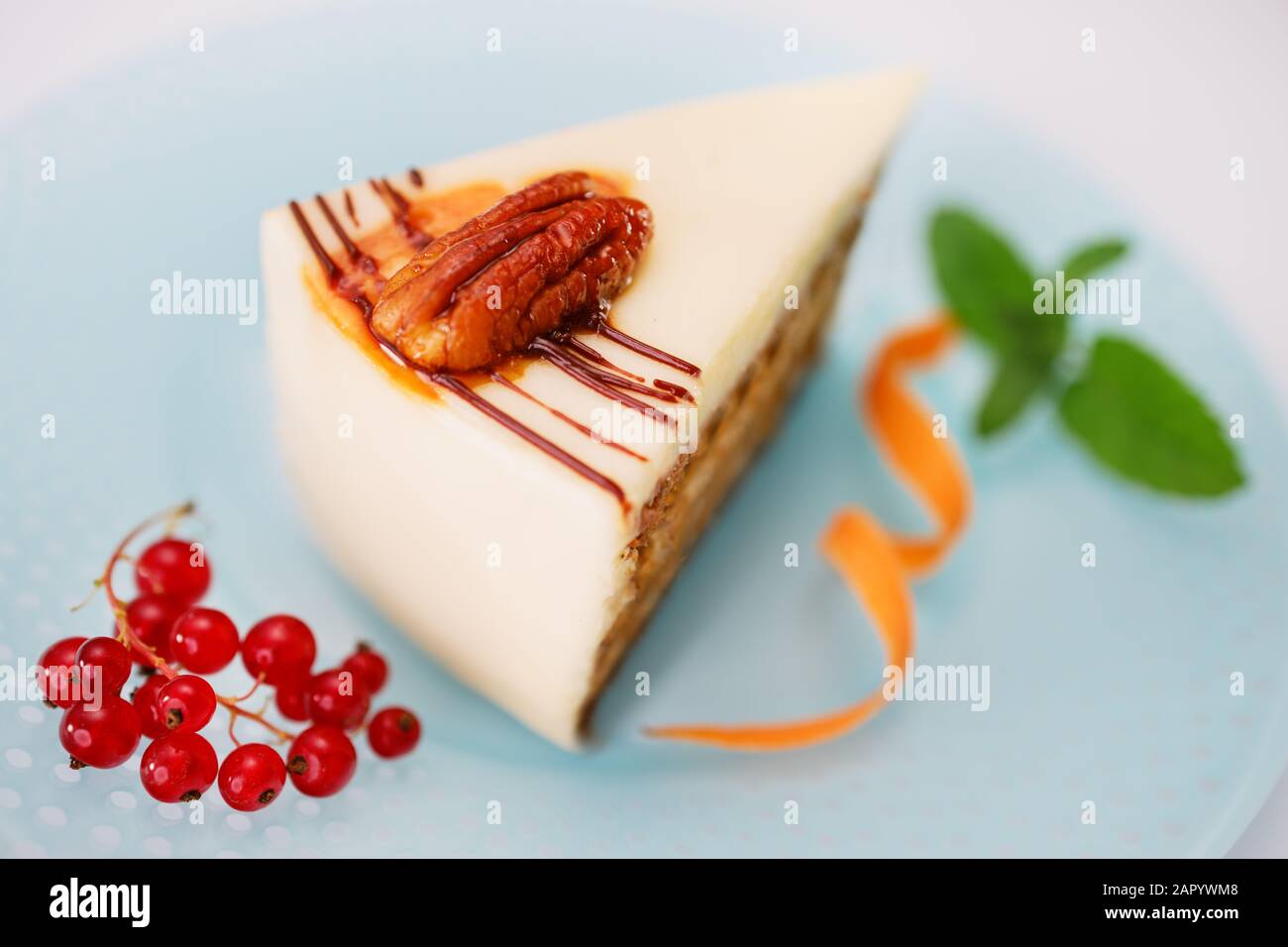 Kuchenstück mit Schokolade, Milchcreme, Karotten und Nüssen isoliert, Nahaufnahme Stockfoto