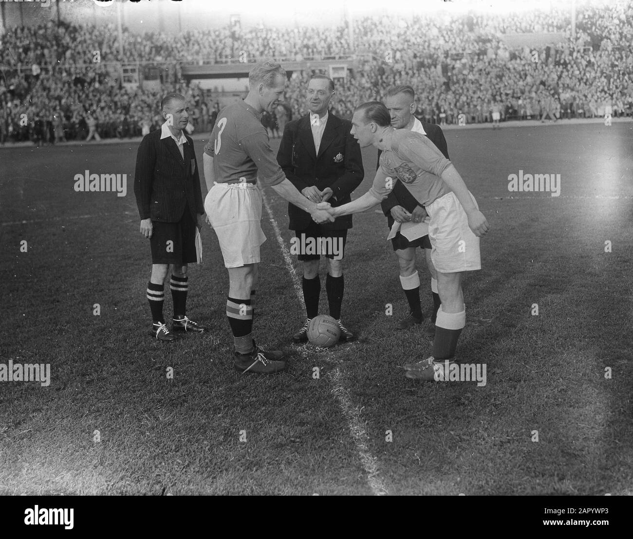Fußball. Niederlande gegen Schweden [1-0]. The Toss (im mittleren Schiedsrichter Jorissen] Datum: 9. Juni 1948 Ort: Amsterdam, Noord-Holland Schlüsselwörter: Sport, Fußball Stockfoto