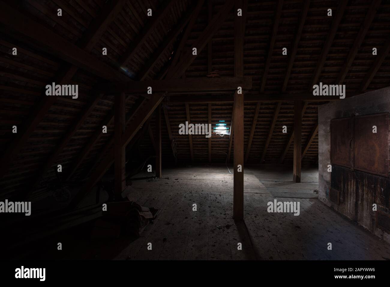 Im Dachgeschoss eines alten Hauses mit Kopfsteinpflaster. Stockfoto