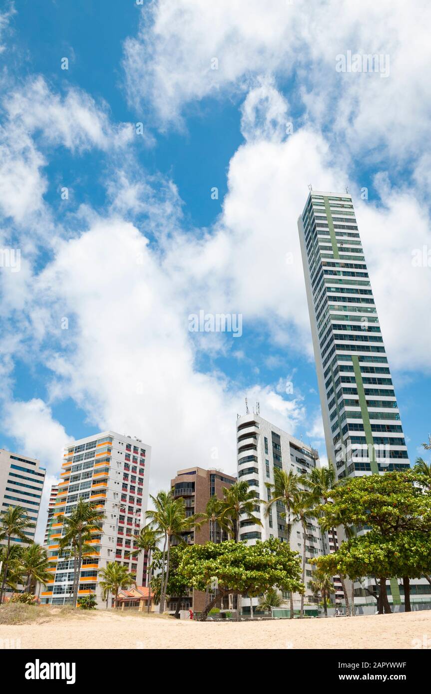 Moderne Skyline der Stadt mit goldenem Strand in Brasilien Stockfoto