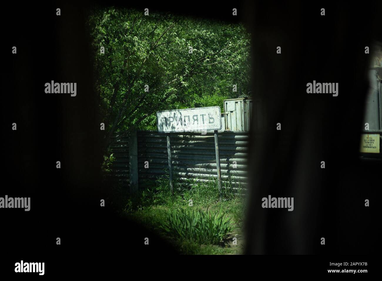 Pripyat, Ukraine, 20. Mai 2019. Straßenschild mit dem Namen der Stadt Stockfoto