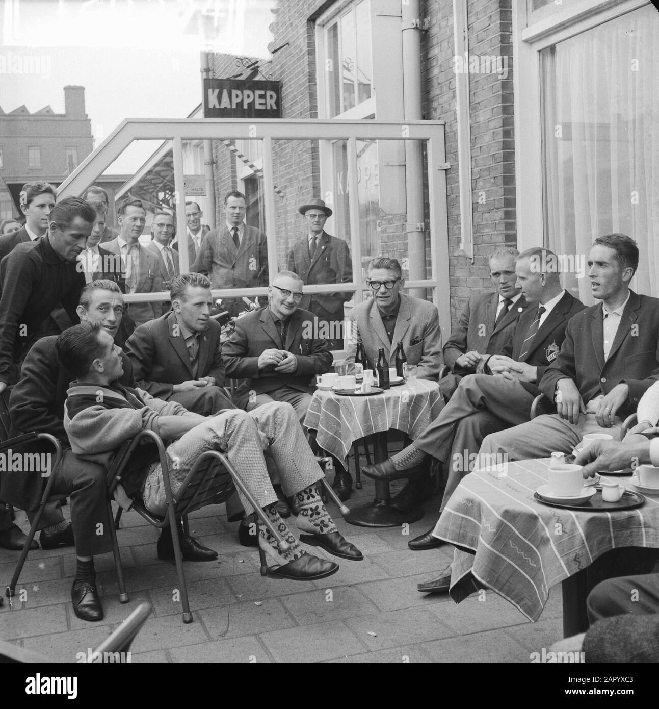 Abfahrts-Tour-de-France-Team nach Frankreich. Die Fahrer auf der Terrasse Datum: 22. Juni 1961 Ort: Frankreich Schlagwörter: Terrassen, Start Institution Name: Tour de France Stockfoto