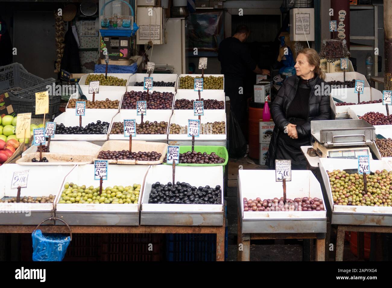 Athen, Griechenland - 21. Dezember 2019: Oliven zum Verkauf auf dem öffentlichen Markt von Athen, Dimotiki Agora, auch bekannt als Central Athens Public Market Stockfoto