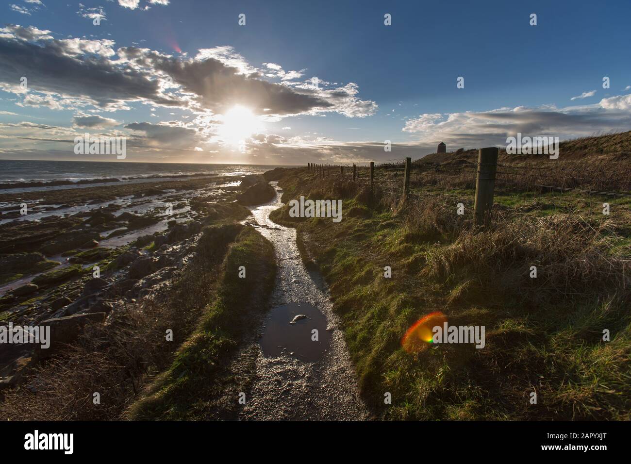 Fife Coastal Path, Schottland. Malerische Silhouetten mit Blick auf den Küstenwanderweg Fife zwischen den Fife Dörfern Pittenweem und St Monans. Stockfoto