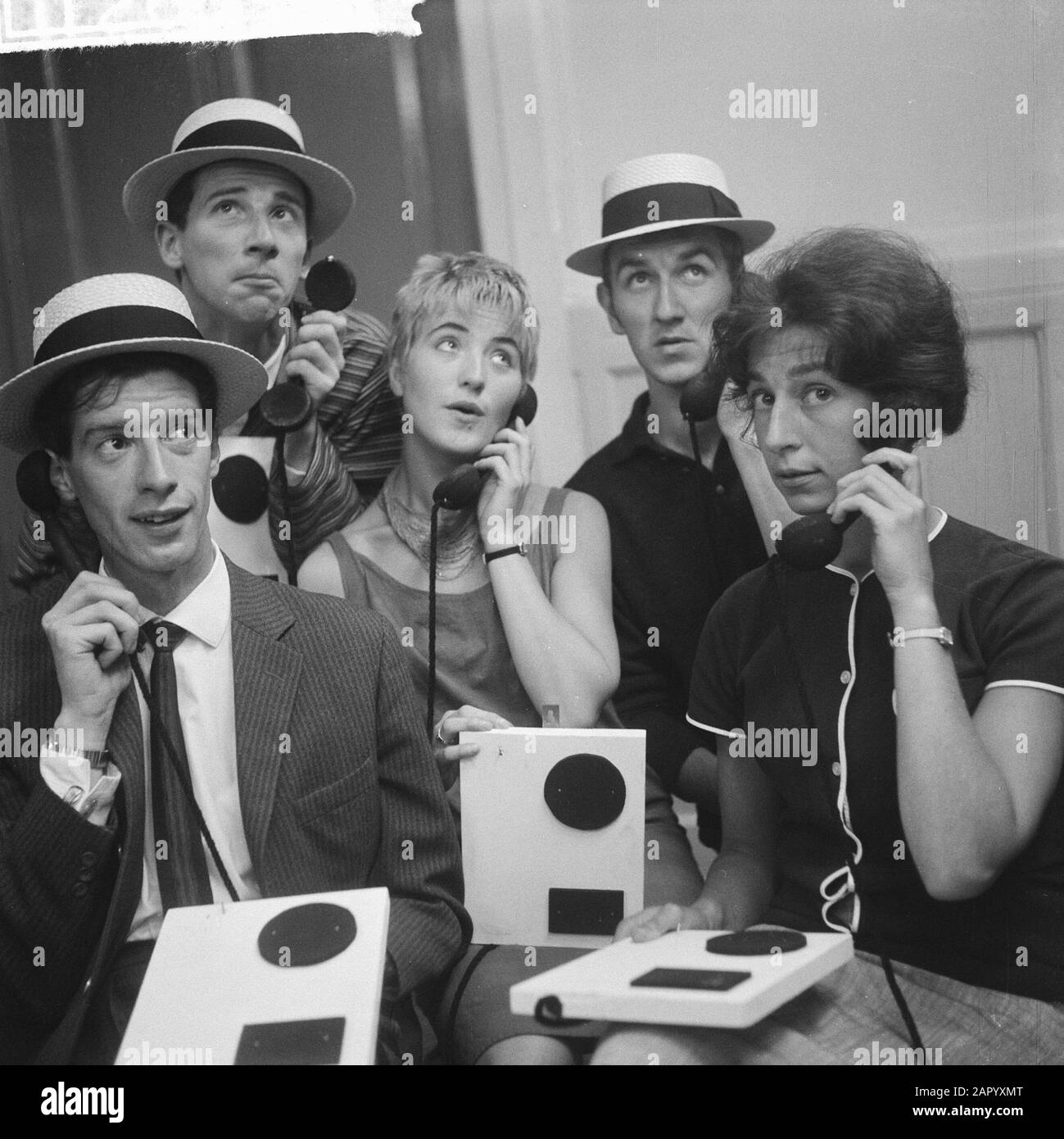 Show von Rudi Carrell. Rudi Carrell, Ben Rowold, Jasperina de Jong, Eric Autumn, Fiet Koster Datum: 27. Juni 1961 Stichwörter: Zeigt persönlichen Namen: Carrell, Rudi, Herbst, Eric, Jong, Jasperina de, Koster, Fiet, Rowold, Ben Stockfoto