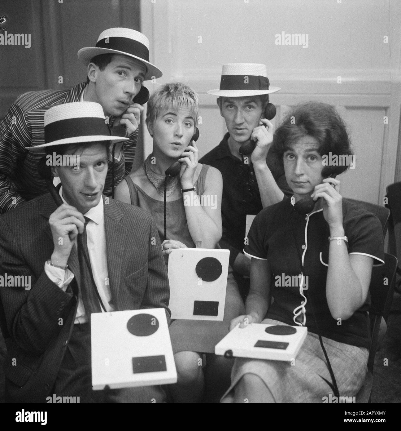 Show von Rudi Carrell. Rudi Carrell, Ben Rowold, Jasperina de Jong, Eric Autumn, Fiet Koster Datum: 27. Juni 1961 Stichwörter: Zeigt persönlichen Namen: Carrell, Rudi, Herbst, Eric, Jong, Jasperina de, Koster, Fiet, Rowold, Ben Stockfoto