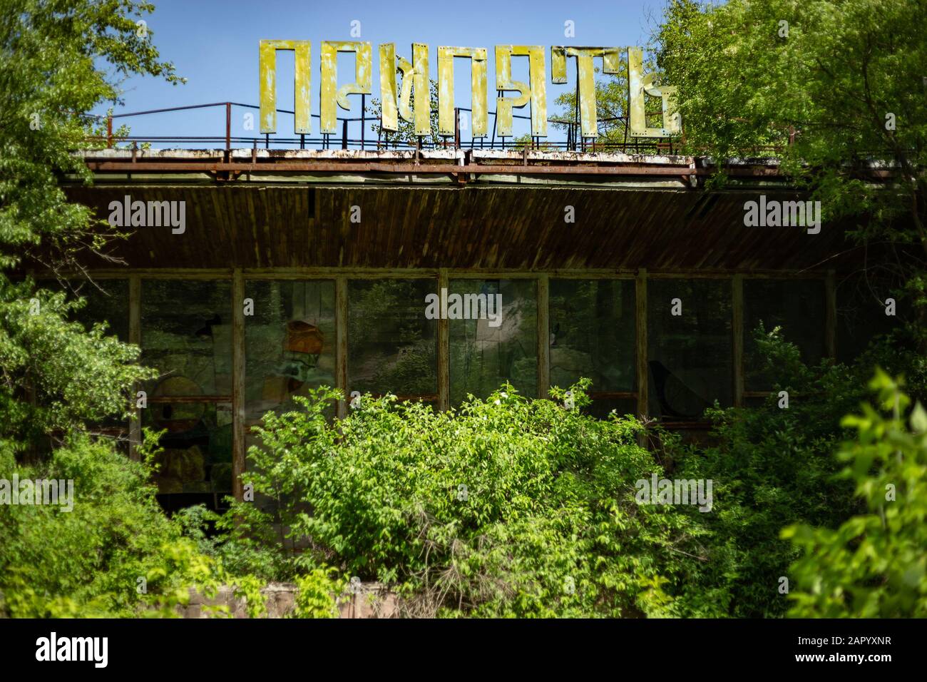 Pripyat, Ukraine, 20. Mai 2019. Verlassene Café Pripyat in der Nähe des Flusshafens Stockfoto