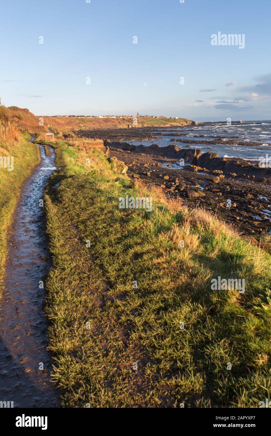 Fife Coastal Path, Schottland. Malerischer Blick auf den Küstenwanderweg Fife zwischen den Fife Dörfern Pittenweem und St Monans. Stockfoto