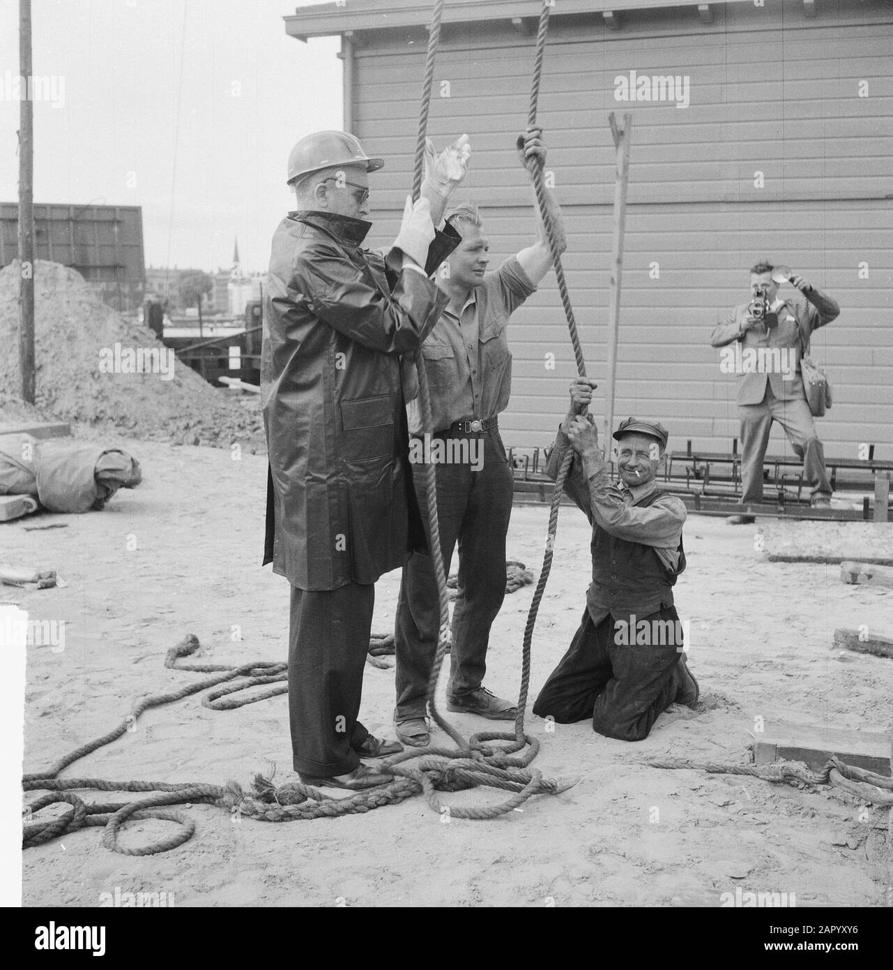 Erste Pfahlhaufen für Citex Hovenbedrijf. Ir. Posthuma, Direktor der städtischen Hafenbehörde heit Erstes Datum: 3. Juli 1961 Schlüsselwörter: HEIEN Stockfoto