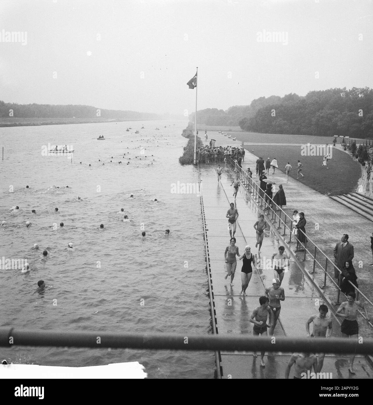 Langstreckenschwimmreise Amsterdam Rescue Brigade Datum: 9. Juli 1961 Schlagwörter: REVIDENTIES, Schwimmtouren Stockfoto