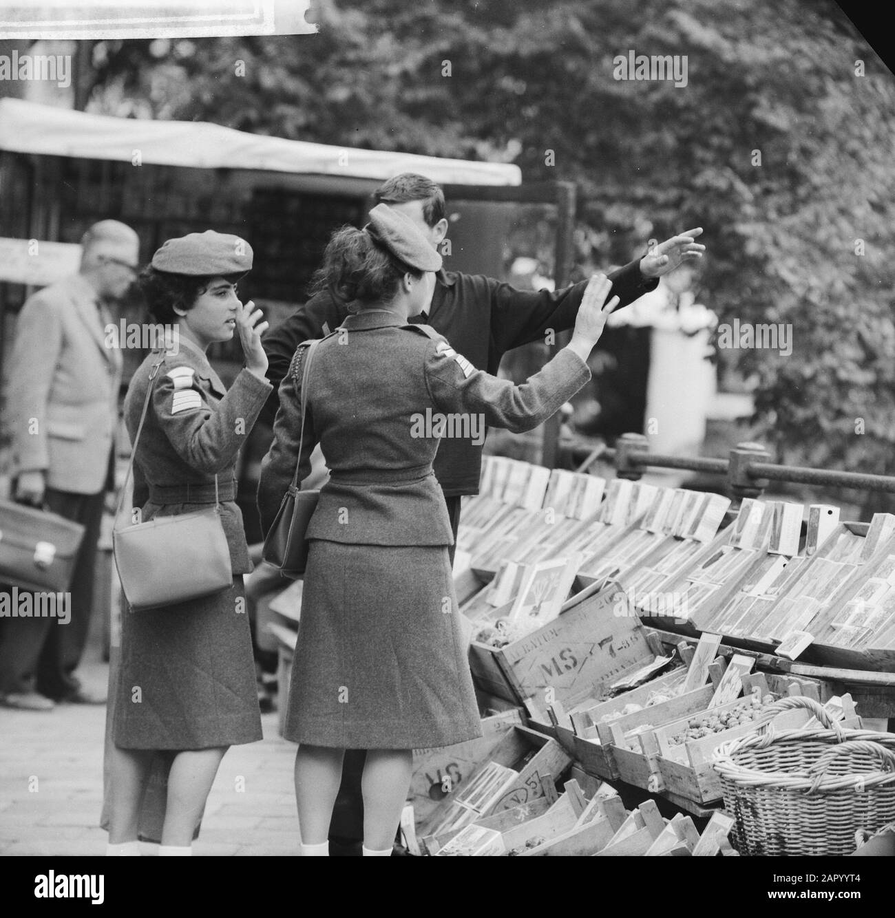 Zwei israelische Soldatinnen stellen den Weg Datum: 2. August 1961 Schlüsselwörter: Soldaten, WEGE, Fragen Stockfoto