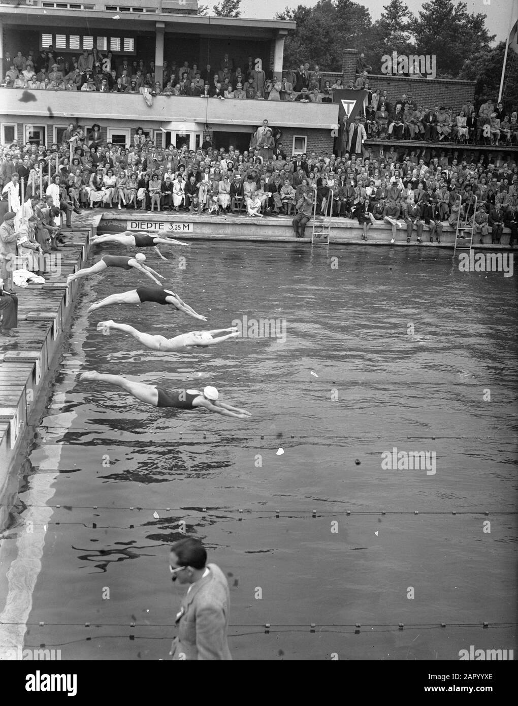 Schwimmweltmeisterschaften bei s Gravenhage Start 100 Meter Kriechen Datum: 10. Juli 1948 Schlagwörter: Schwimmweltmeisterschaften Stockfoto