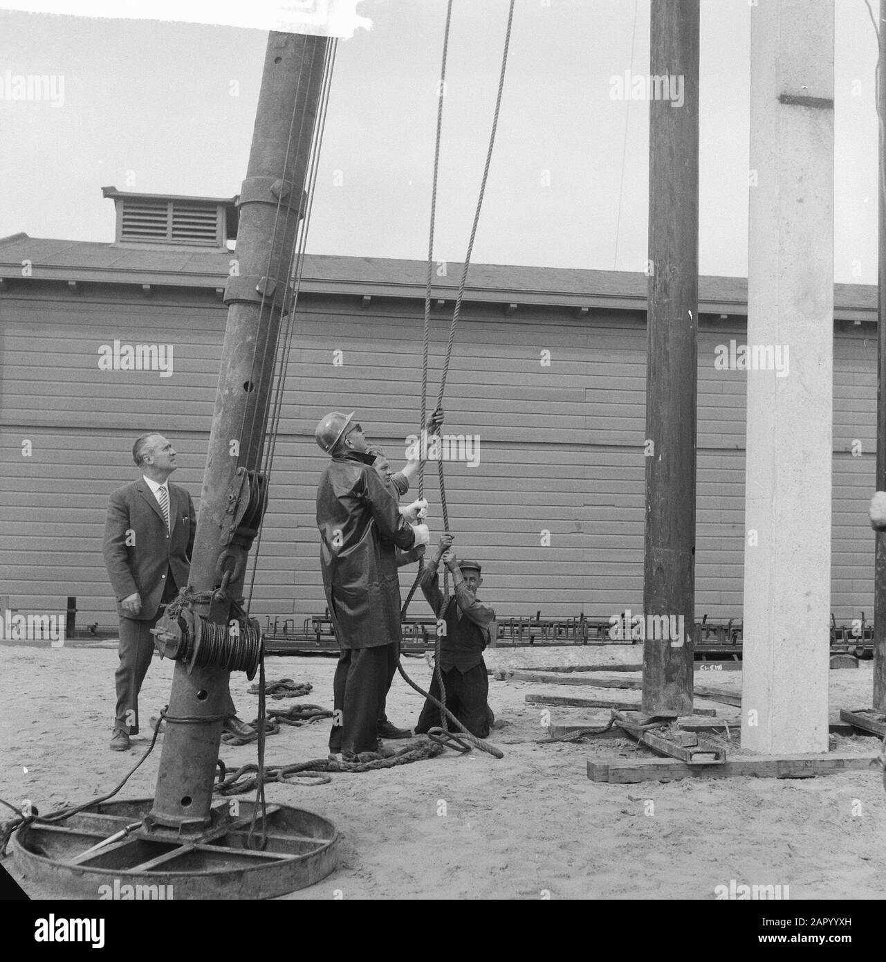 Erste Pfahlhaufen für Citex Hovenbedrijf. Ir. Posthuma, Direktor der städtischen Hafenbehörde heit Erstes Datum: 3. Juli 1961 Schlüsselwörter: HEIEN Stockfoto