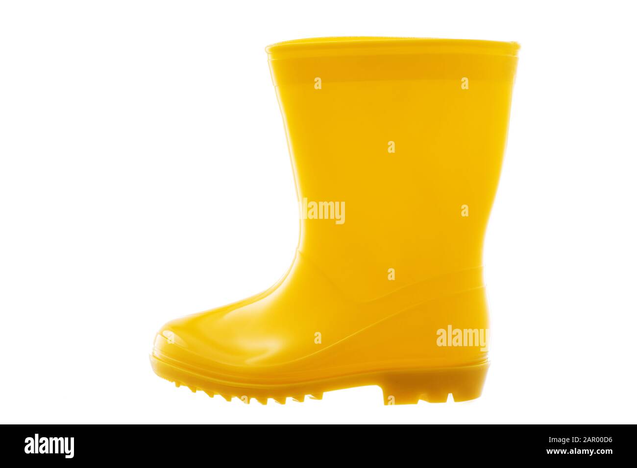 Gelber Gummi regen Stiefel für Kinder auf weißem Hintergrund Stockfoto