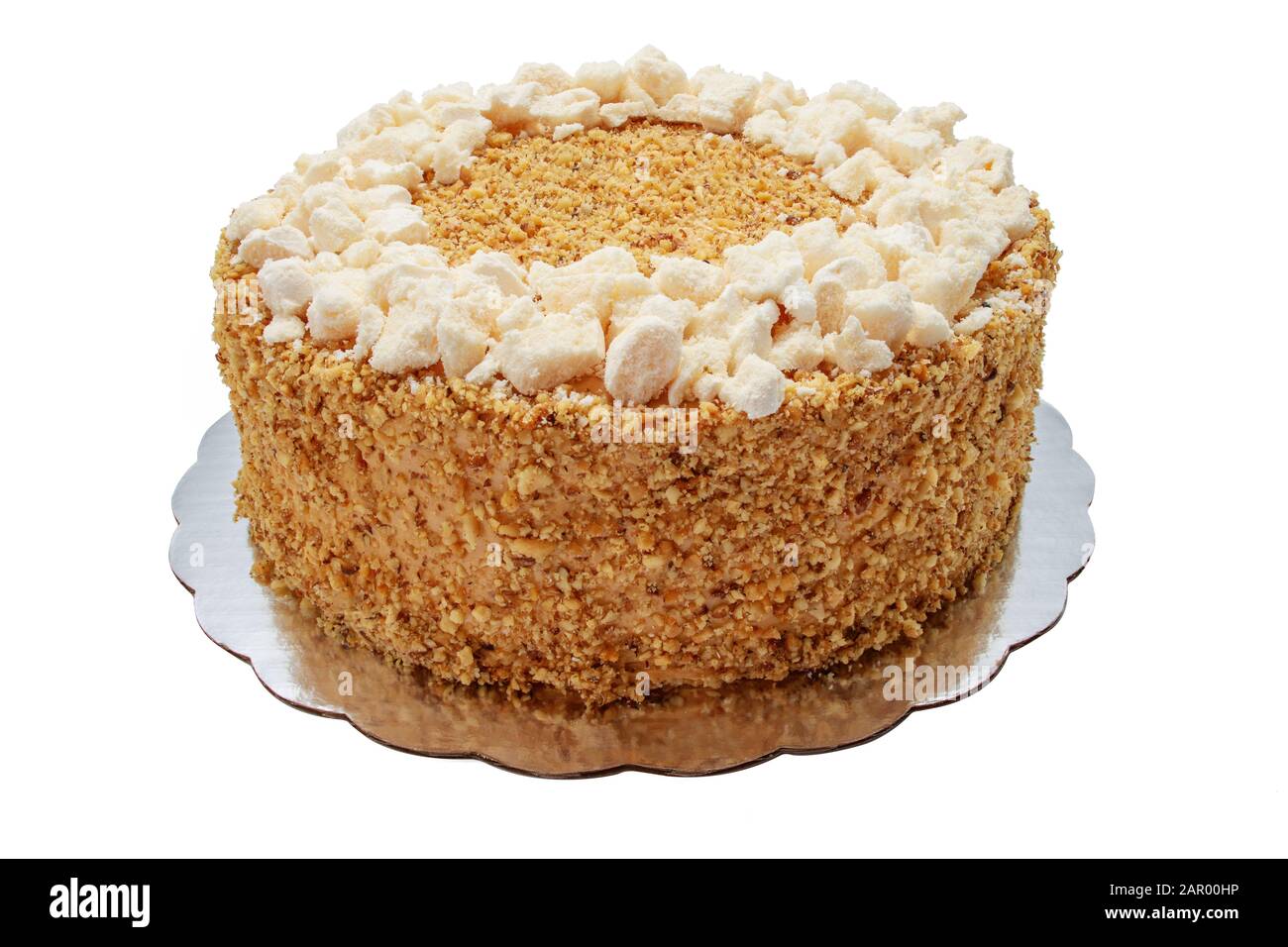 Kuchenstück mit Makronen, Schokolade, Milchcreme, Nüssen auf weißem Hintergrund. Stockfoto