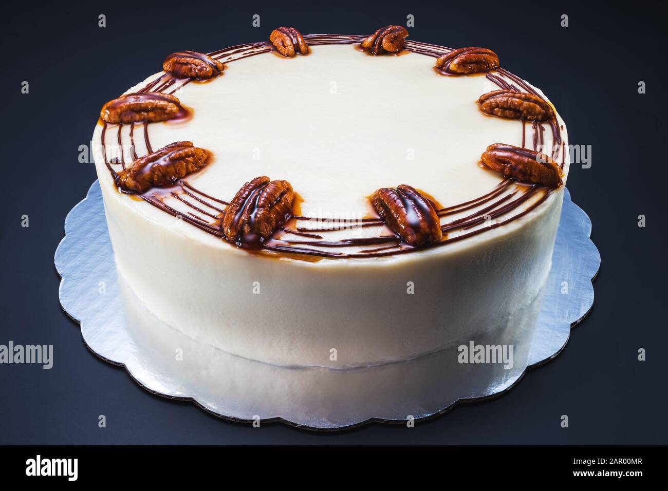 Kuchenstück mit Schokolade, Milchcreme, Karotten und Nüssen. Stockfoto