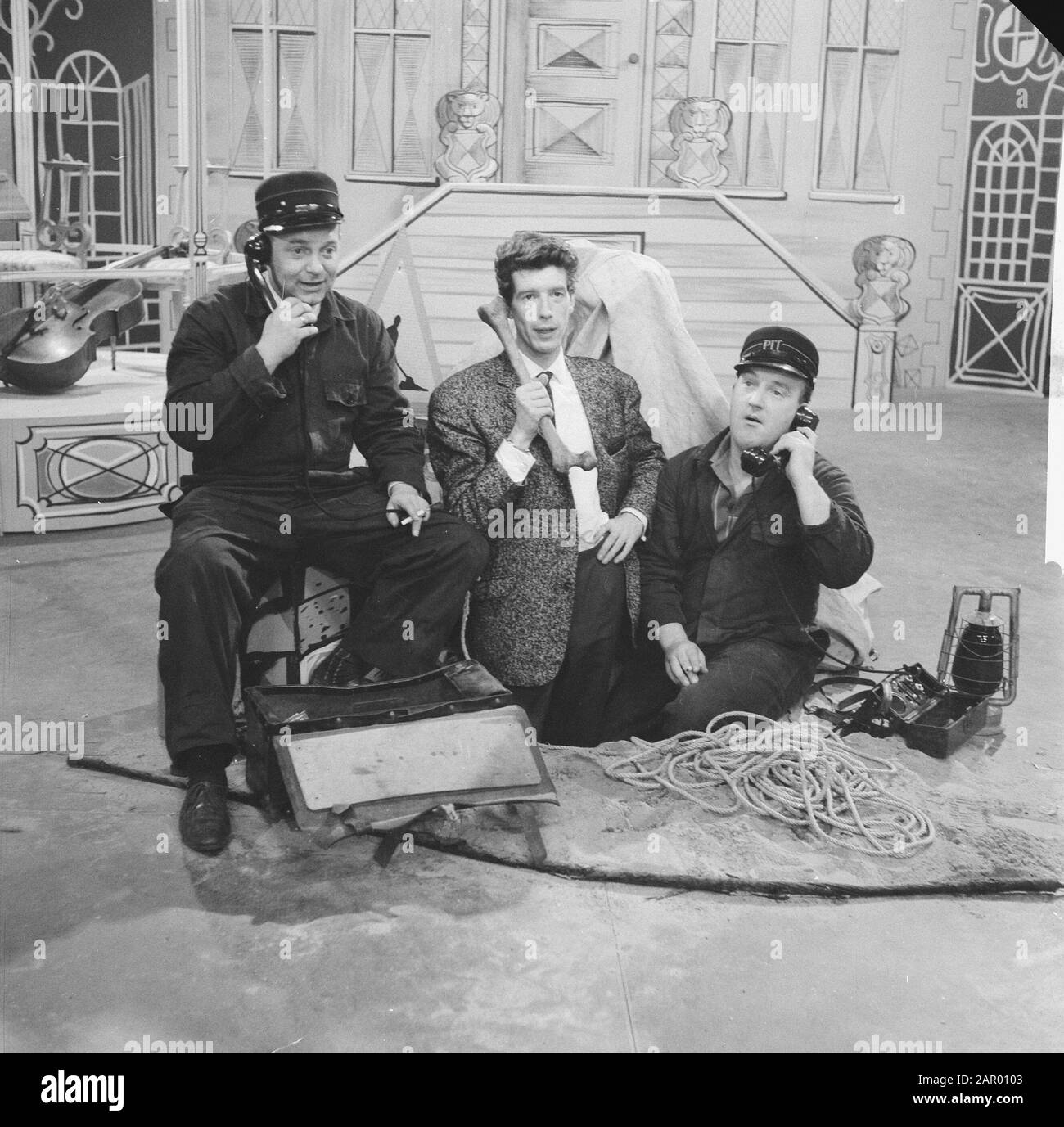 Fernsehsendung von Rudi Carrell. Rudi Carrell als Bodenarbeiter Datum: 17. November 1961 Schlagwörter: Fernsehen, zeigt persönlichen Namen: Carrell, Rudi Stockfoto