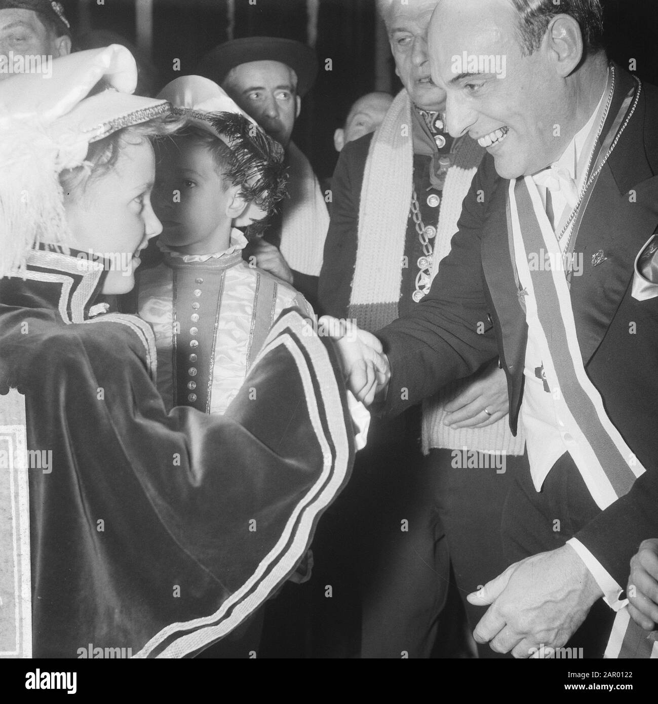 Empfang 80-jähriges Oeteldonkse Karnevalsverein. Prinz van Oeteldonk und deutscher Karnevalstänzer Datum: 18. November 1961 Stichwörter: Empfänge persönlicher Name: Karnevalsverein, Prinz van Oeteldonk Stockfoto