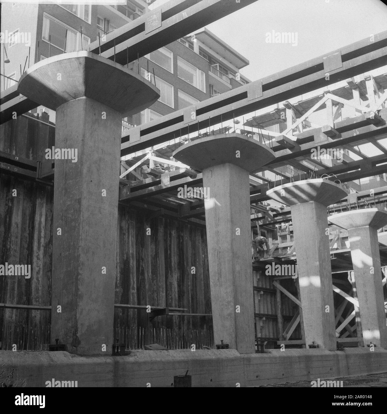 Metro arbeitet in Rotterdam. Säulen, wo die Tunneldurchfahrt kommt Datum: 20. November 1961 Standort: Rotterdam, Zuid-Holland Schlüsselwörter: Metroworks Stockfoto