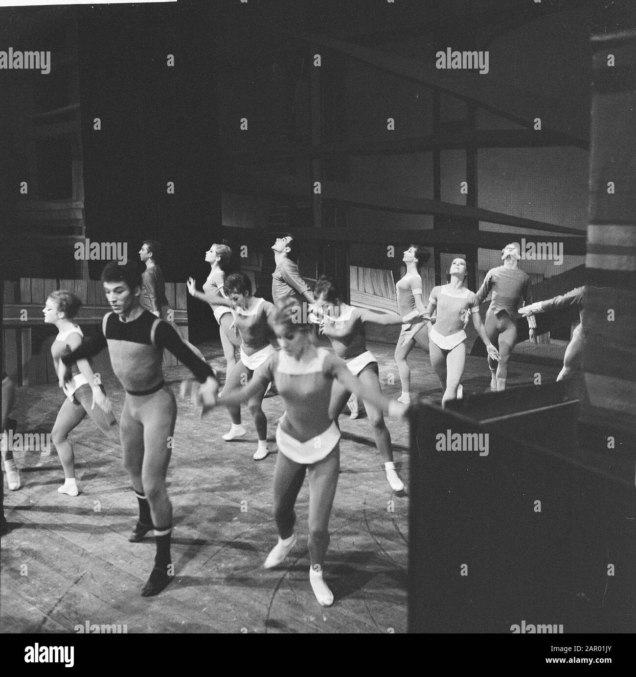 Premiere des Nationalballetts in Stadschouwburg. Tanzszenen Datum: 20. Dezember 1961 Ort: Amsterdam Schlagwörter: Ballett, Tänzer Stockfoto