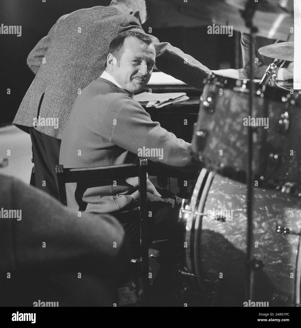 Probe von Toon Hermans für TV Datum: 22. Dezember 1961 Stichwörter: Proben persönlicher Name: Hermans, Vorstellung Stockfoto