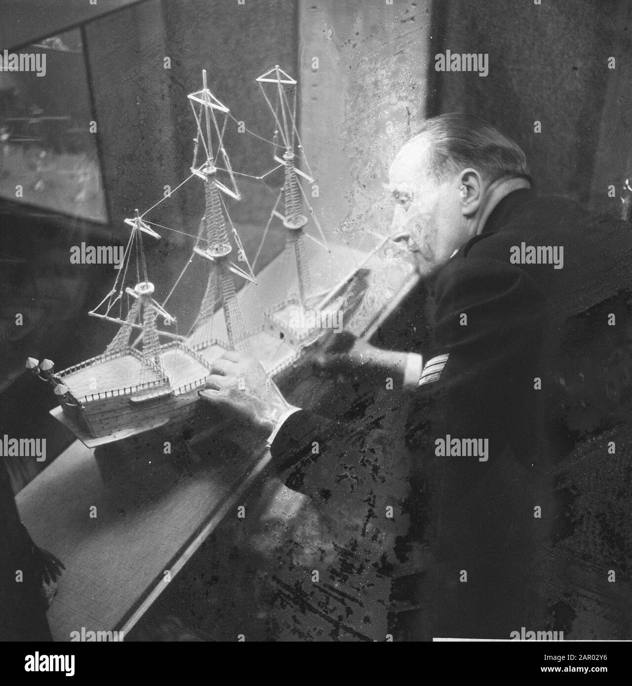 Knutselbeurs am Flughafen Schiphol. Mann mit Holzschiff Datum: 17. Oktober 1961 Schlagwörter: FURCHES, Schiffe Stockfoto